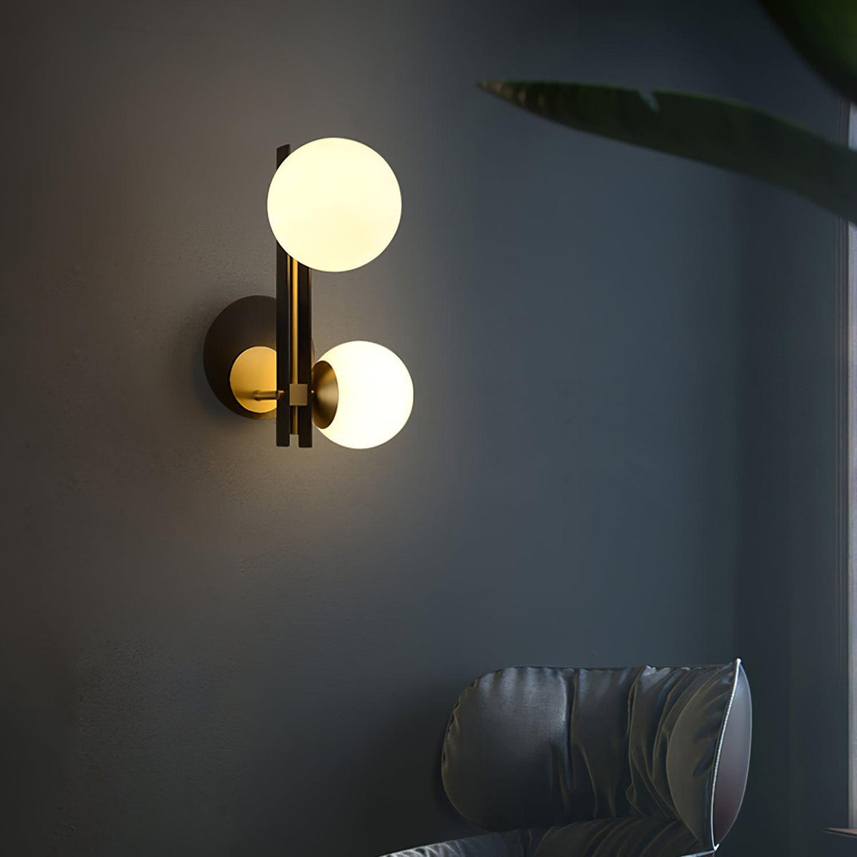 Eiranaria wandlamp met planetaire glazen kap
