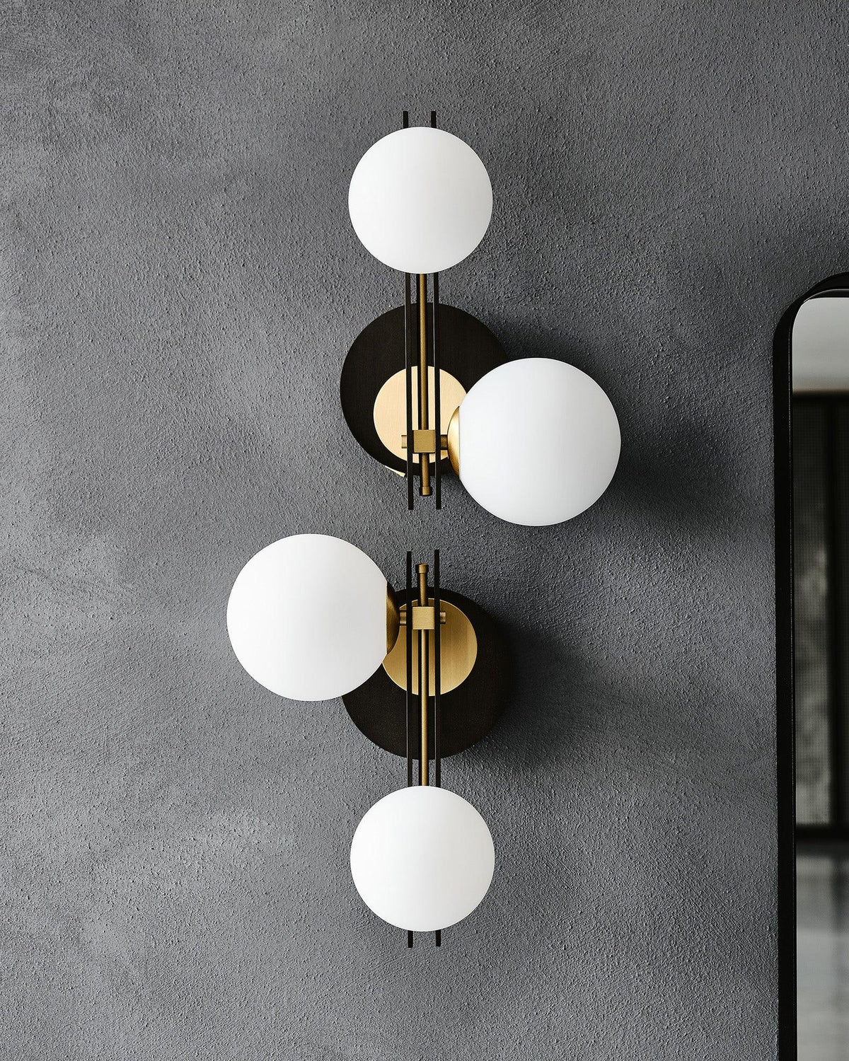 Eiranaria wandlamp met planetaire glazen kap