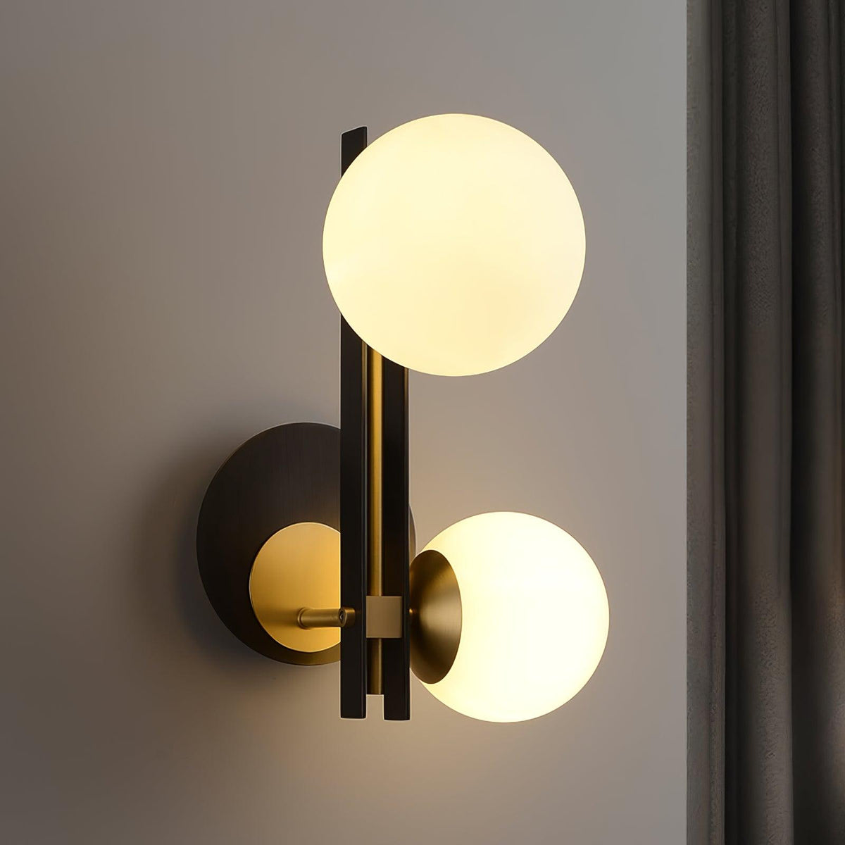 Eiranaria wandlamp met planetaire glazen kap