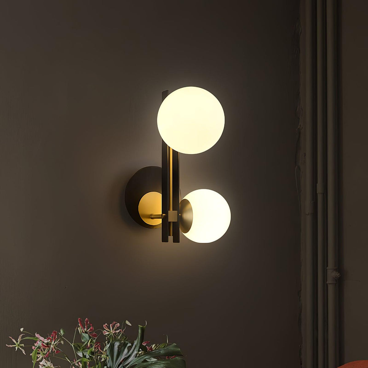 Eiranaria wandlamp met planetaire glazen kap