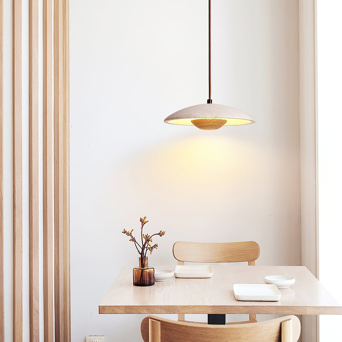 Bax hanglamp met brede rand in geel travertin