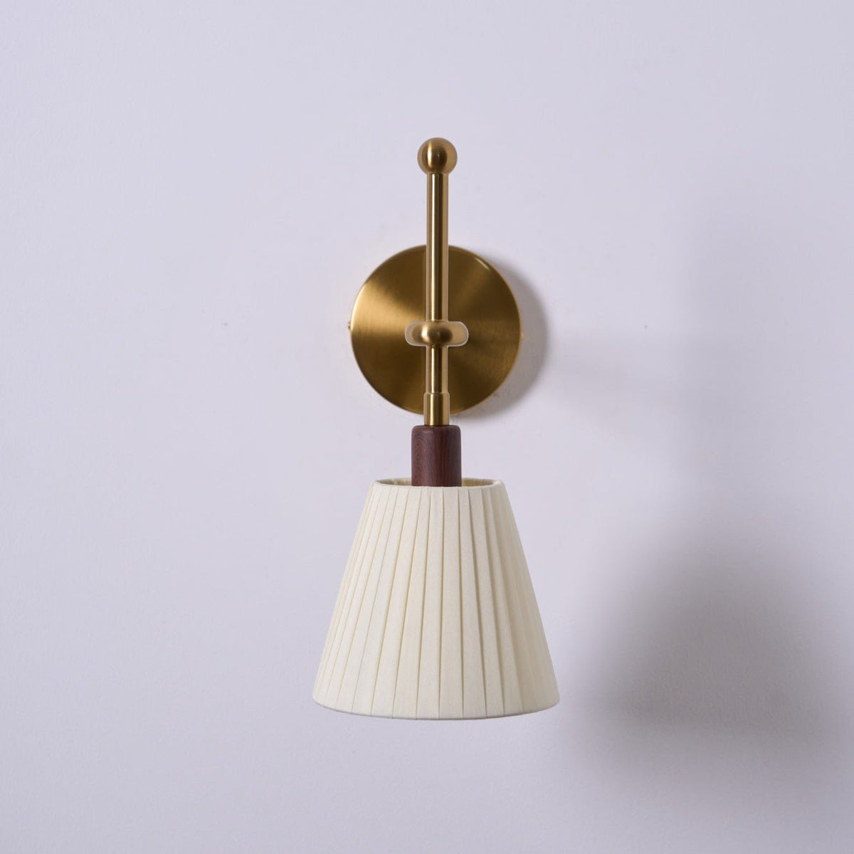Gairm wandlamp met geplooide stofkap in messing