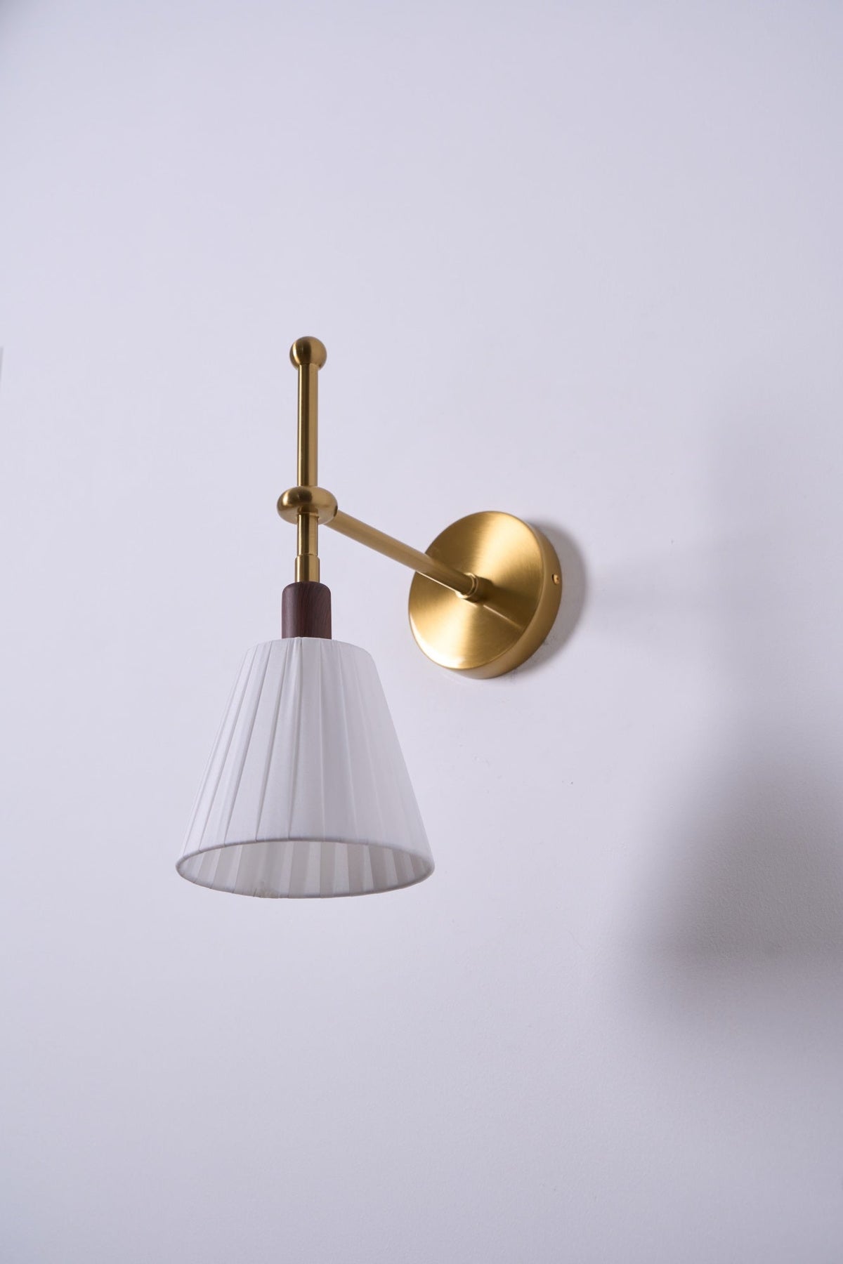 Gairm wandlamp met geplooide stofkap in messing