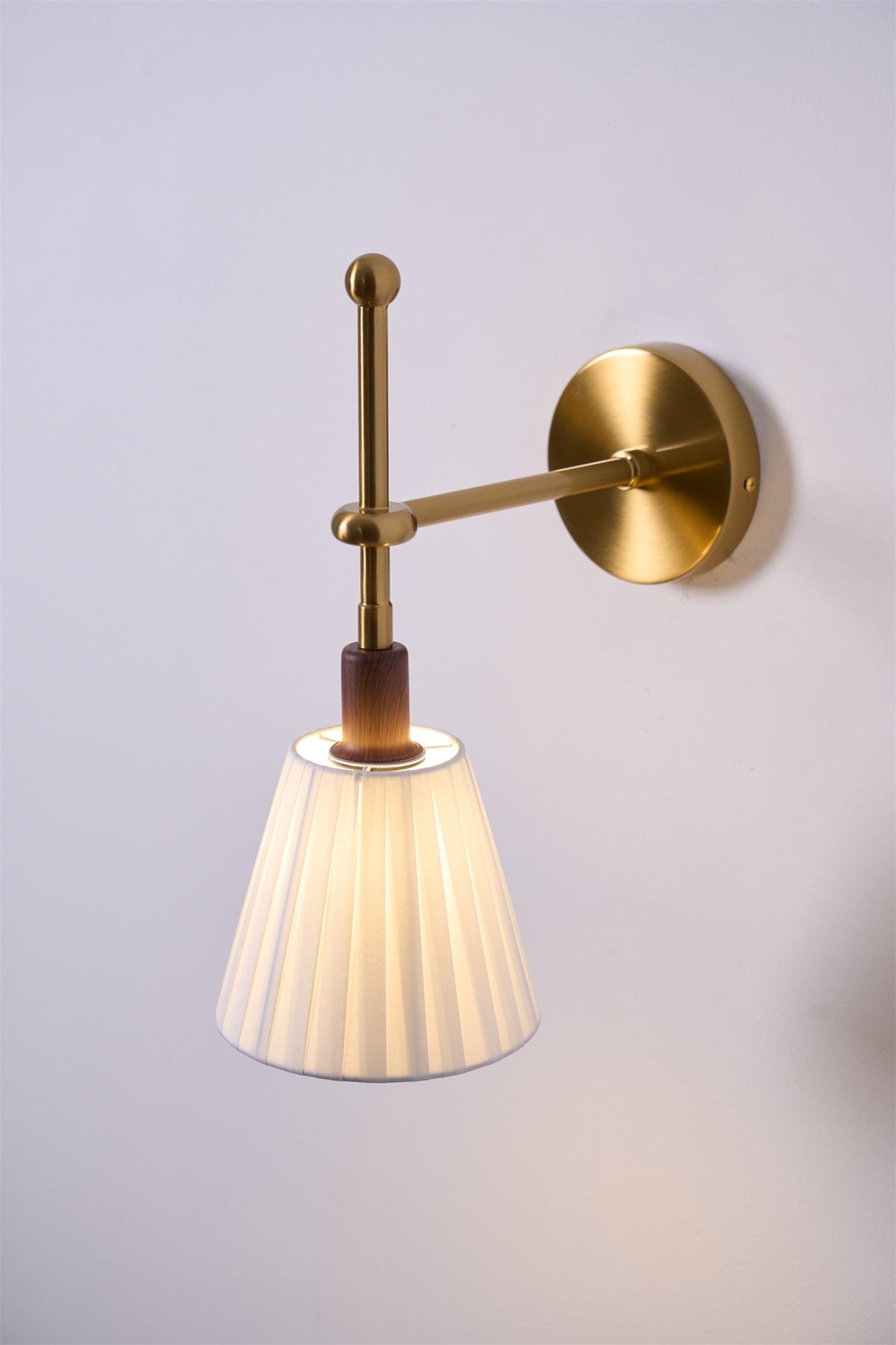 Gairm wandlamp met geplooide stofkap in messing
