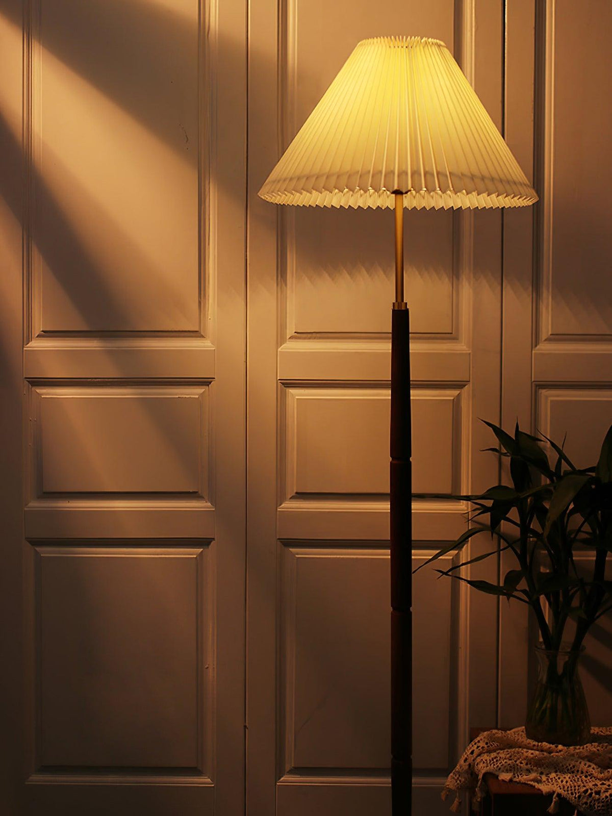 Syleina Minimalistische vloerlamp van massief hout