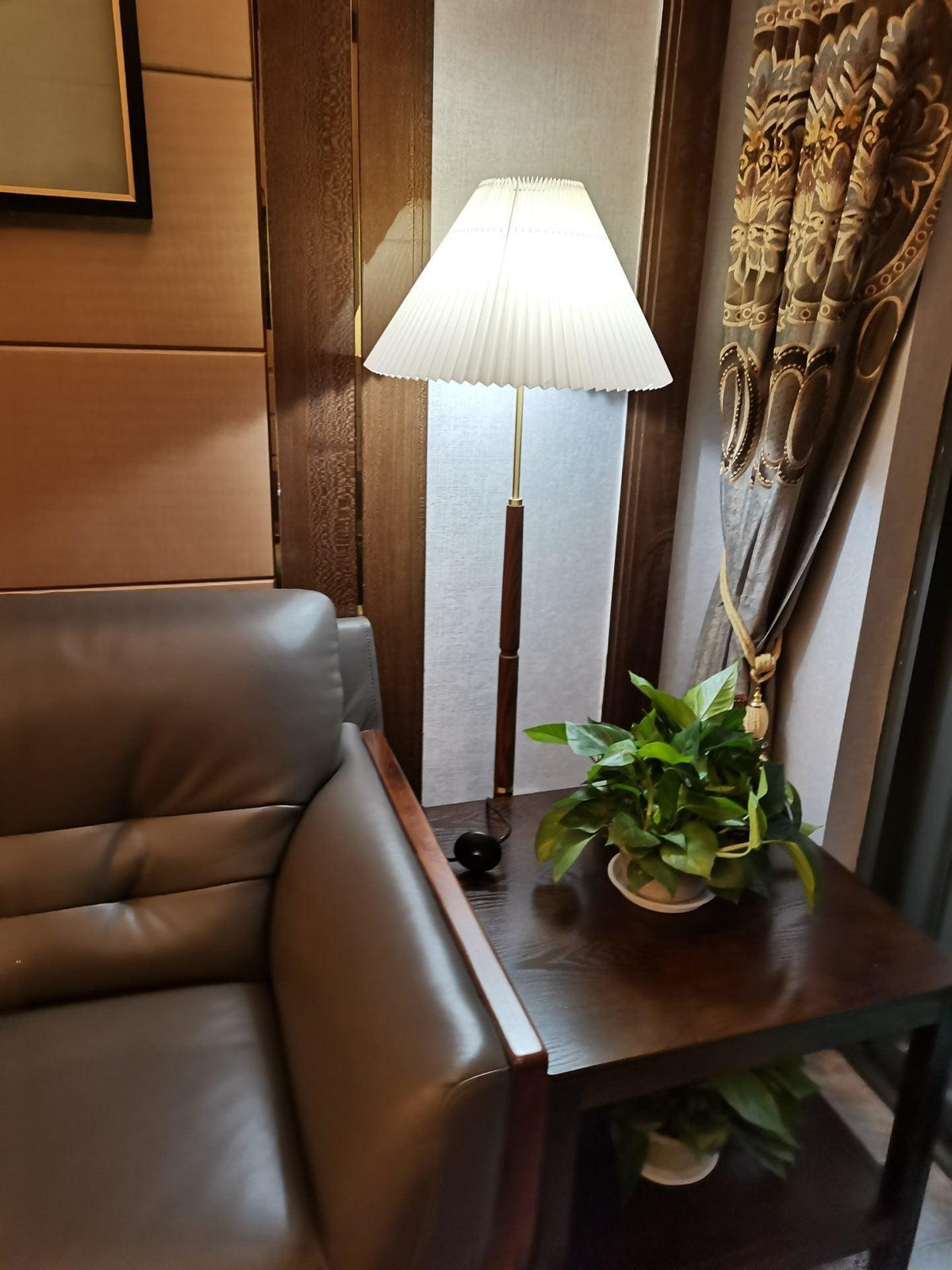 Syleina Minimalistische vloerlamp van massief hout