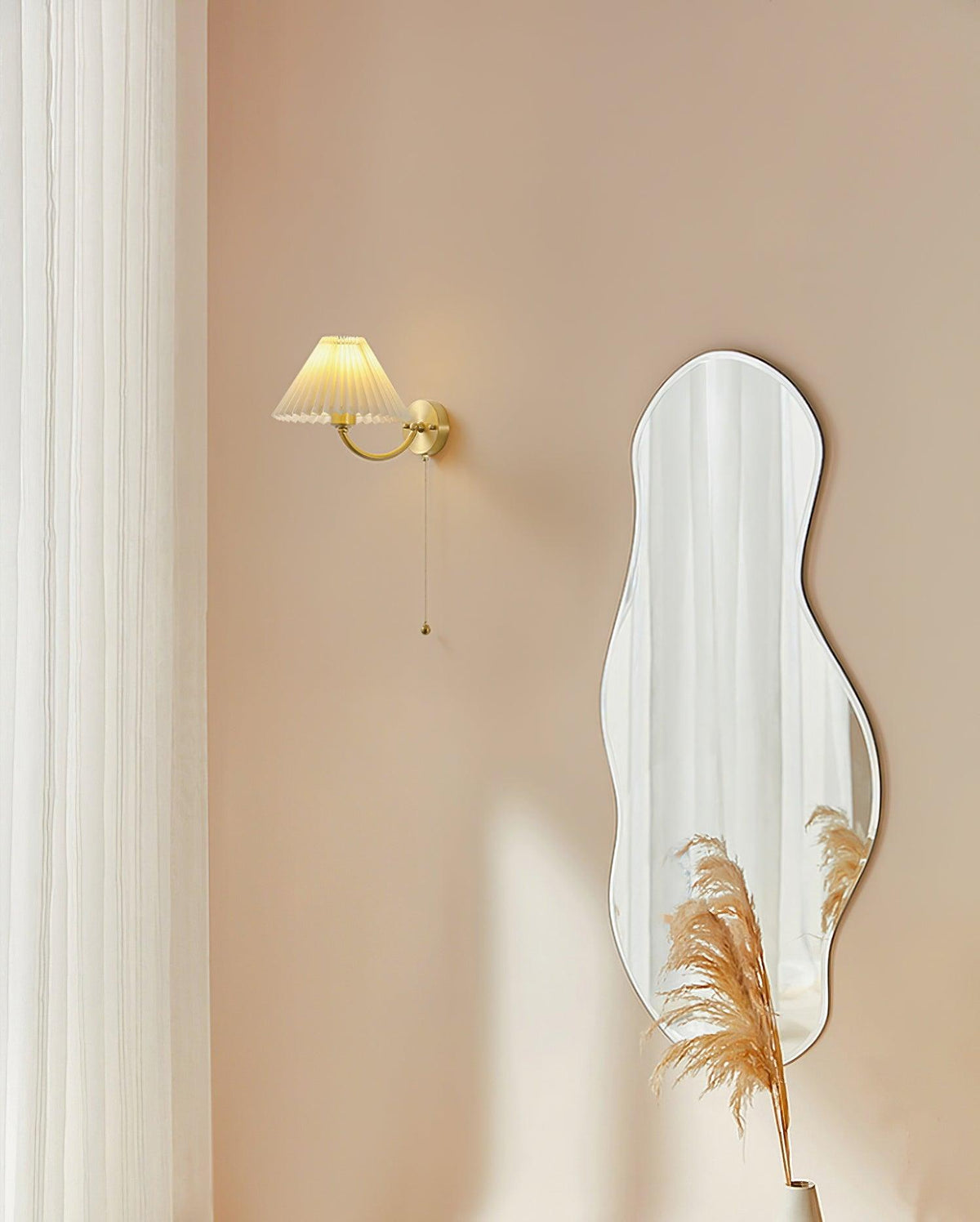 Dovrin elegantie geplooide messing stoffen wandlamp