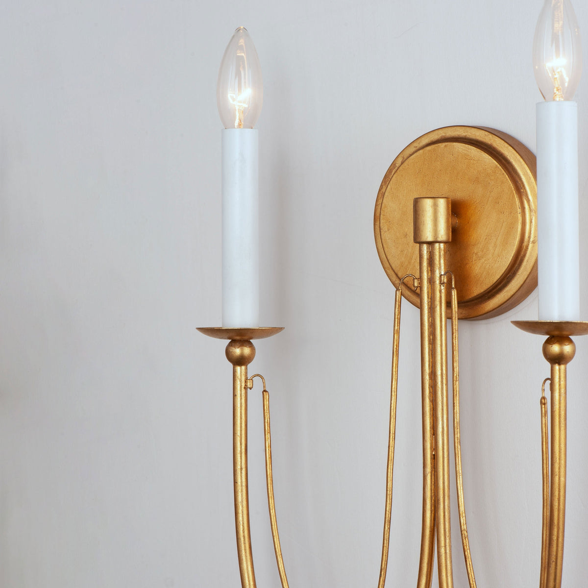 Lioruaria wandlamp met goudkleurige afwerking
