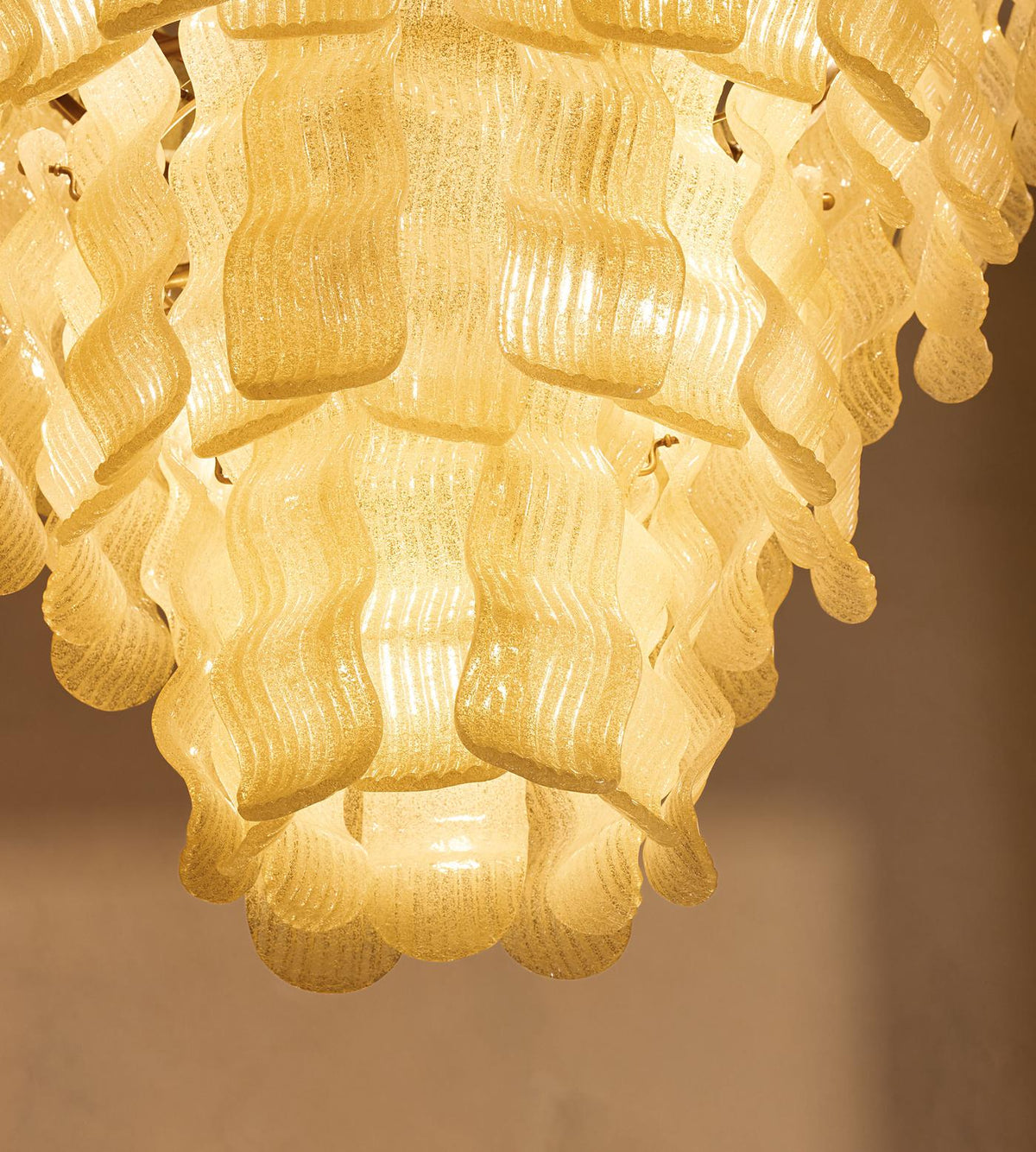 Borzi kroonluchter met gele glazen bloemblaadjes in luxe goudkleurige afwerking