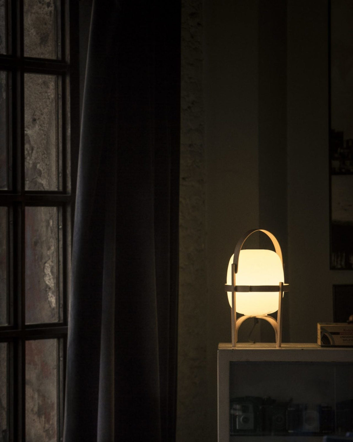 Lethra tafellamp van hout en glas