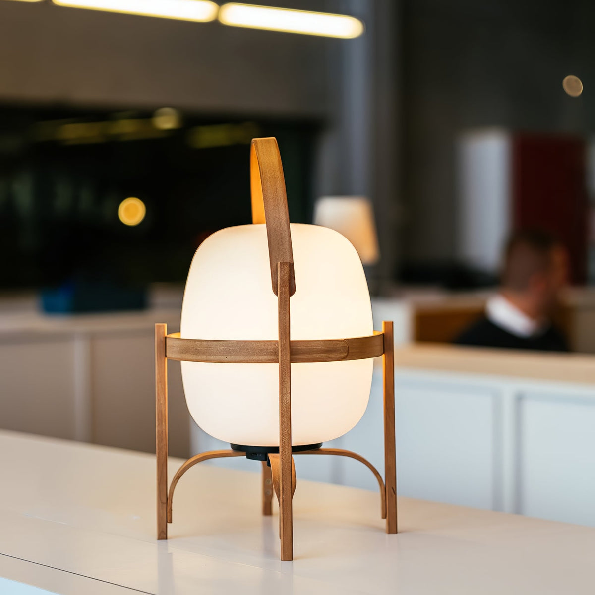 Lethra tafellamp van hout en glas