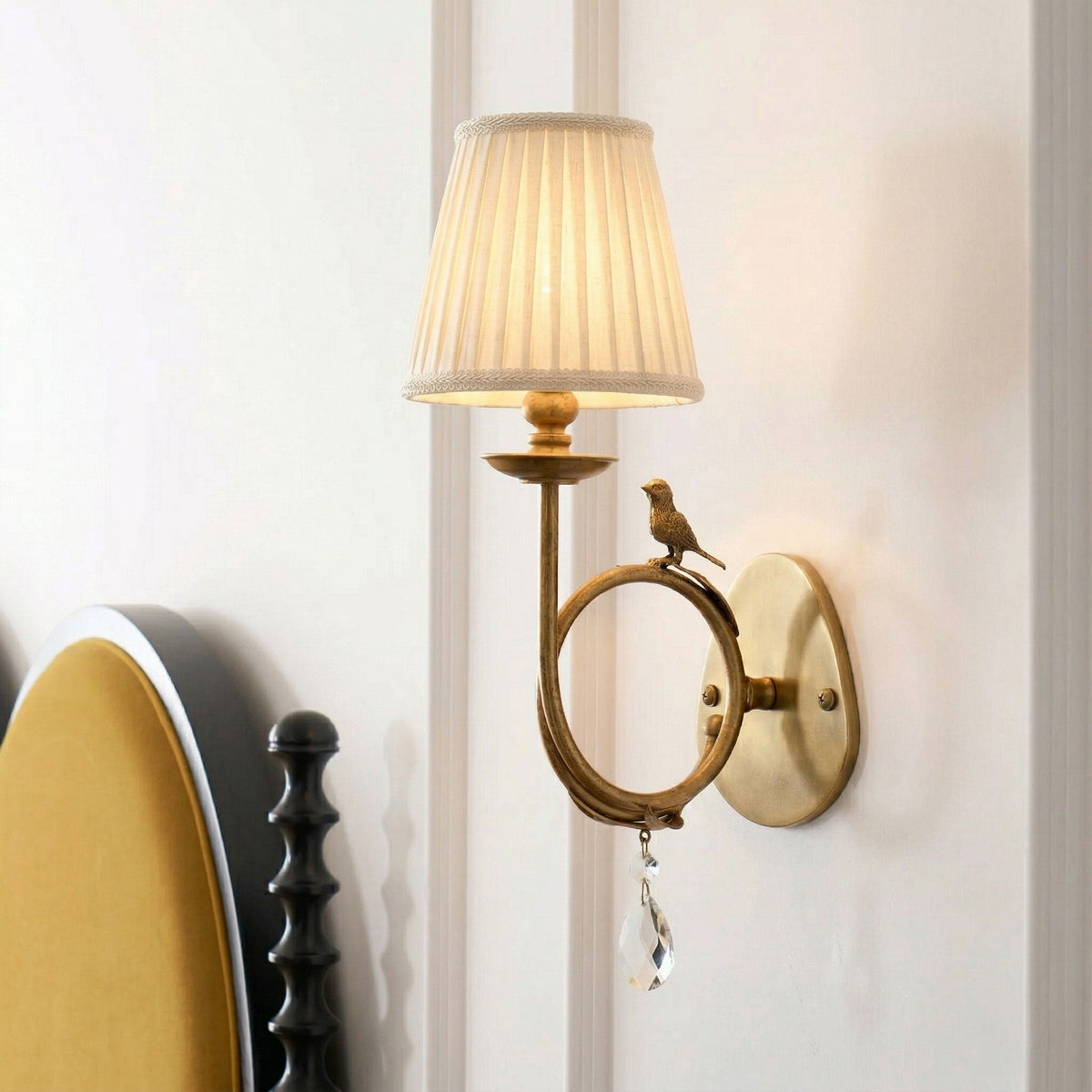 Orvienne wandlamp met stofkap in de vorm van een vogel