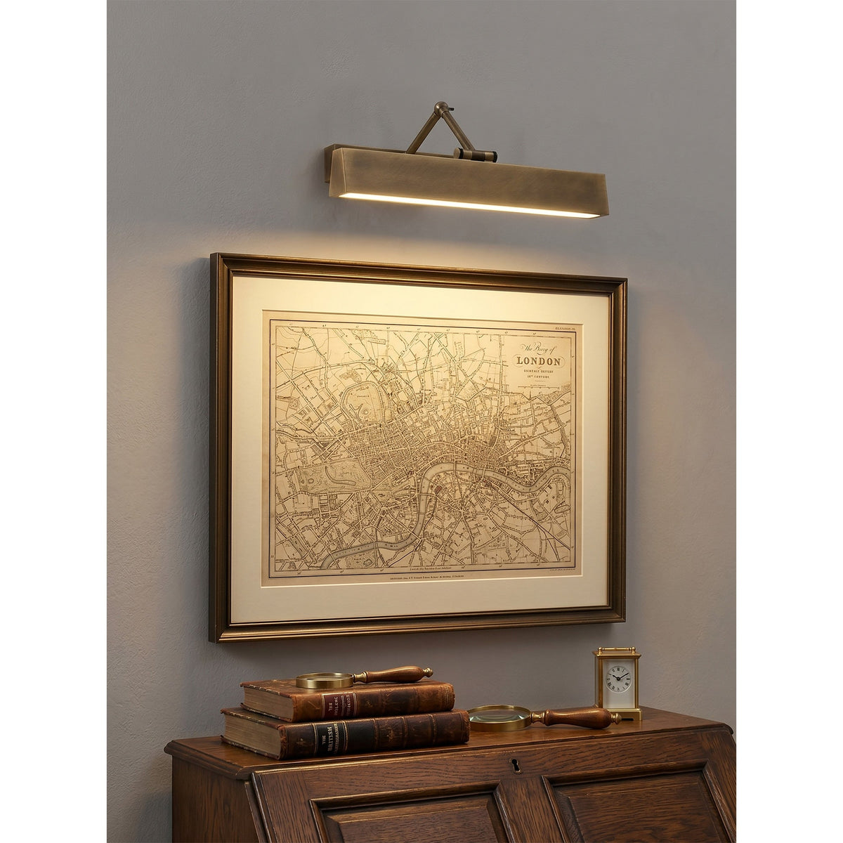 Auraraine wandlamp met rotatie in messing