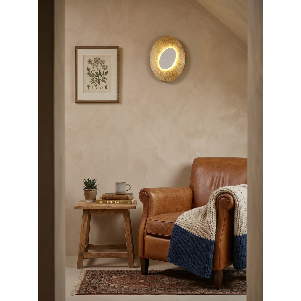 Orelalaine wandlamp met goudkleurige behuizing en kap