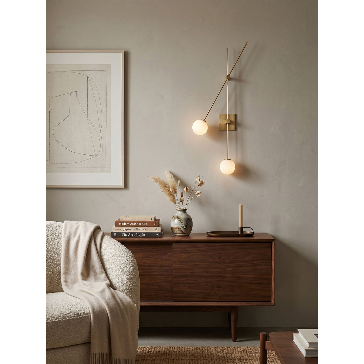 Vester wandlamp met goudkleurige afwerking en lampenkappen