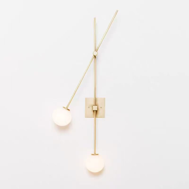 Vester wandlamp met goudkleurige afwerking en lampenkappen