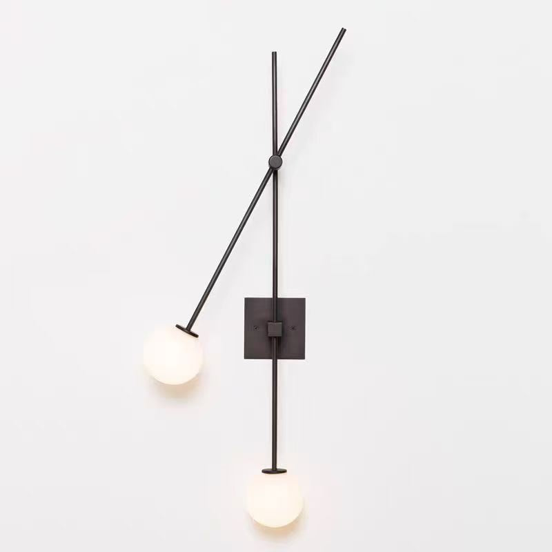 Vester wandlamp met goudkleurige afwerking en lampenkappen