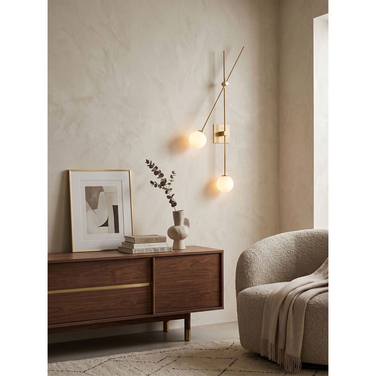 Vester wandlamp met goudkleurige afwerking en lampenkappen