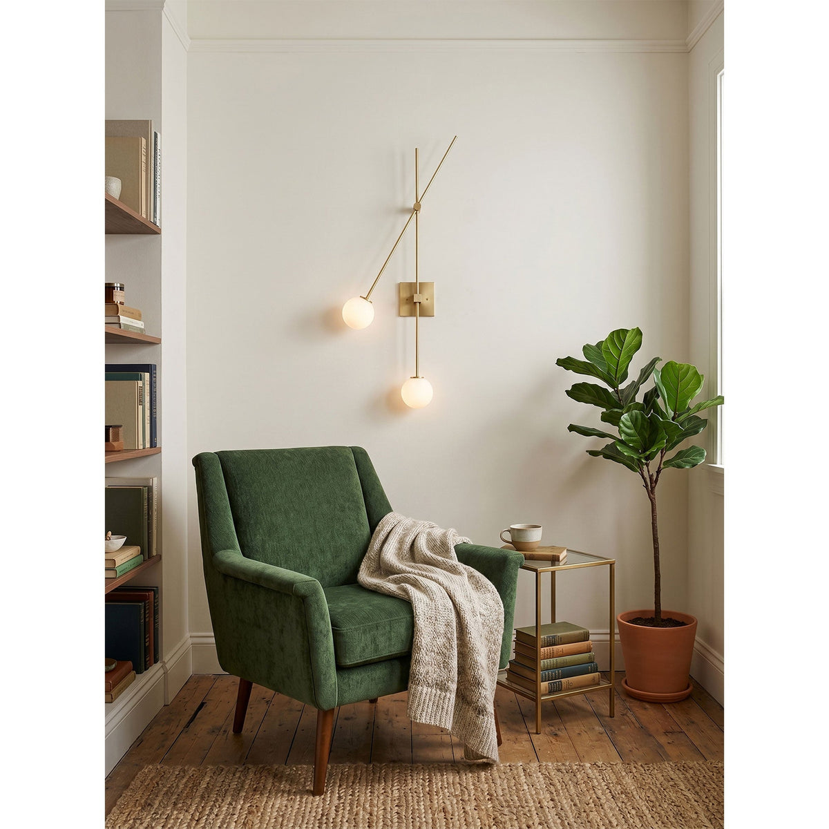 Vester wandlamp met goudkleurige afwerking en lampenkappen