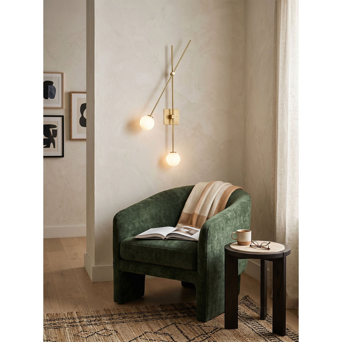 Vester wandlamp met goudkleurige afwerking en lampenkappen
