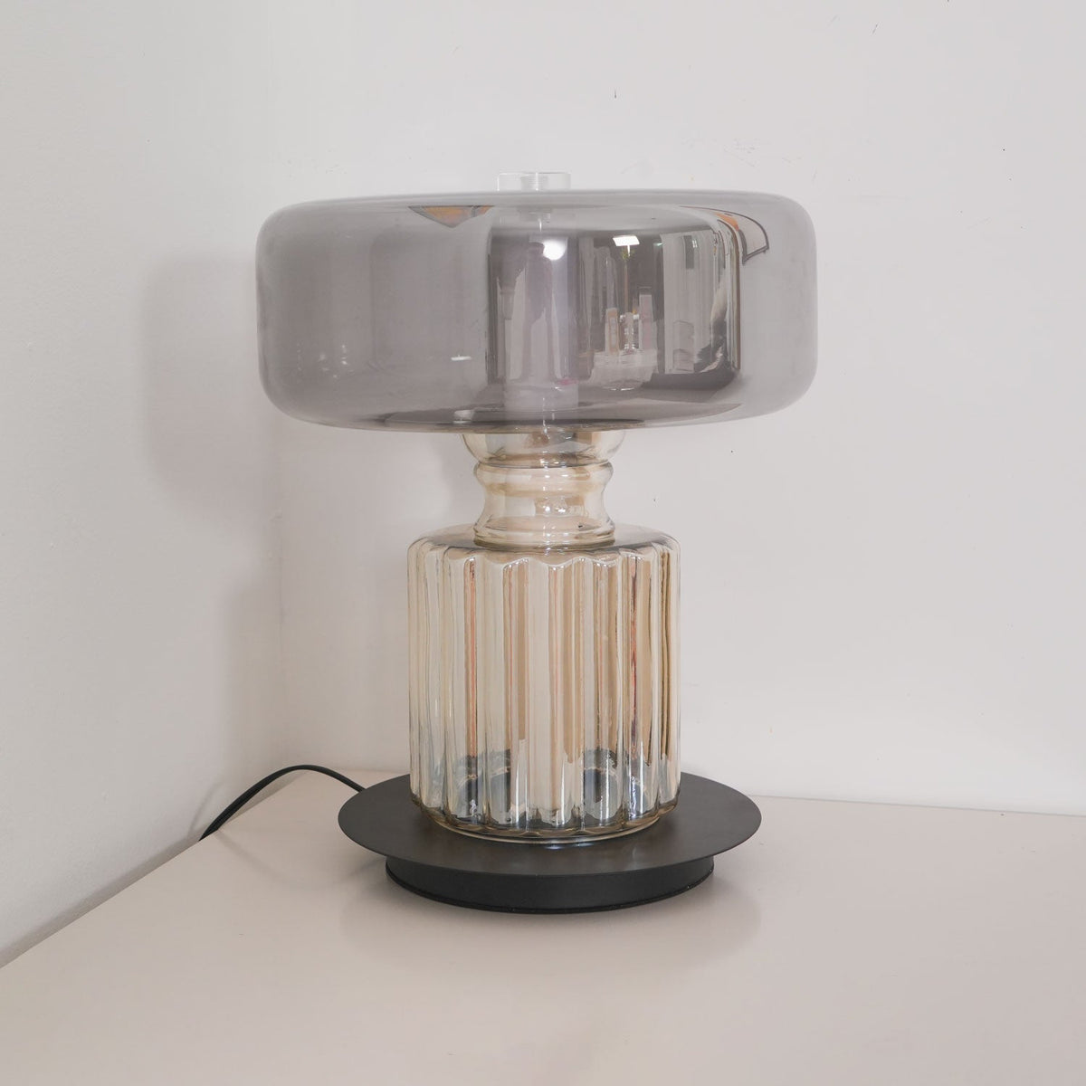Svora moderne tafellamp van rookgrijs glas