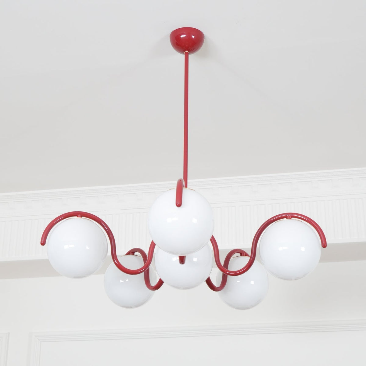 Eireine Kroonluchter met witte glazen bollen en gebogen frame