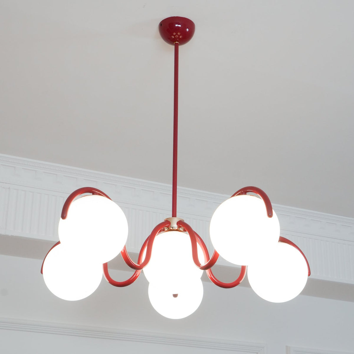Eireine Kroonluchter met witte glazen bollen en gebogen frame