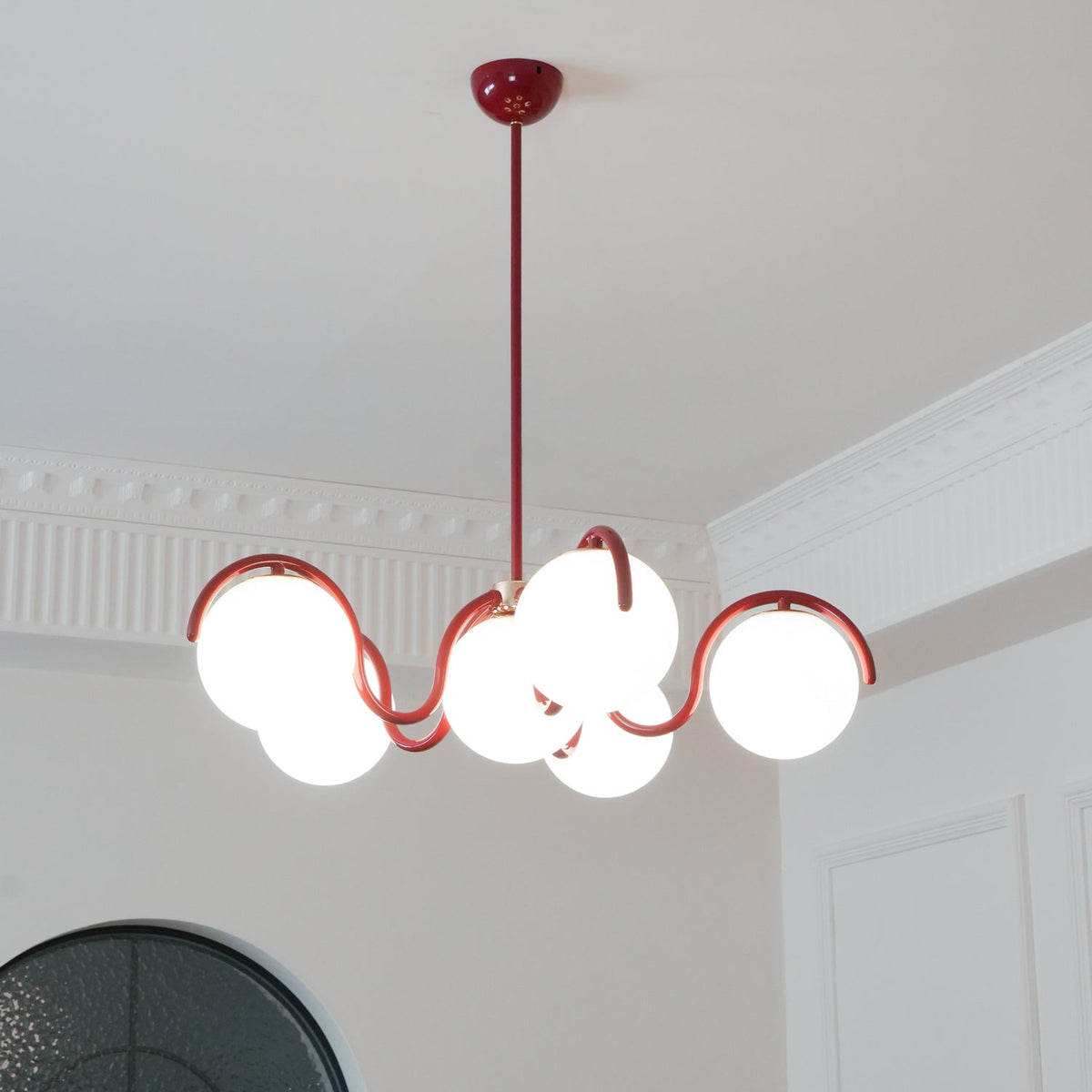 Eireine Kroonluchter met witte glazen bollen en gebogen frame