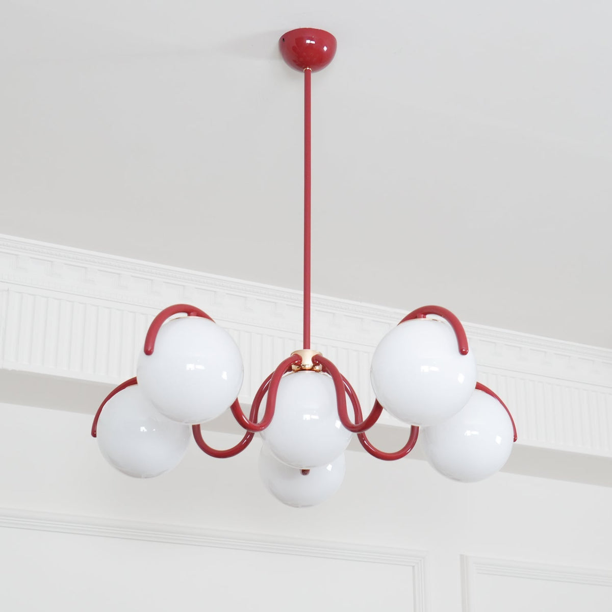 Eireine Kroonluchter met witte glazen bollen en gebogen frame