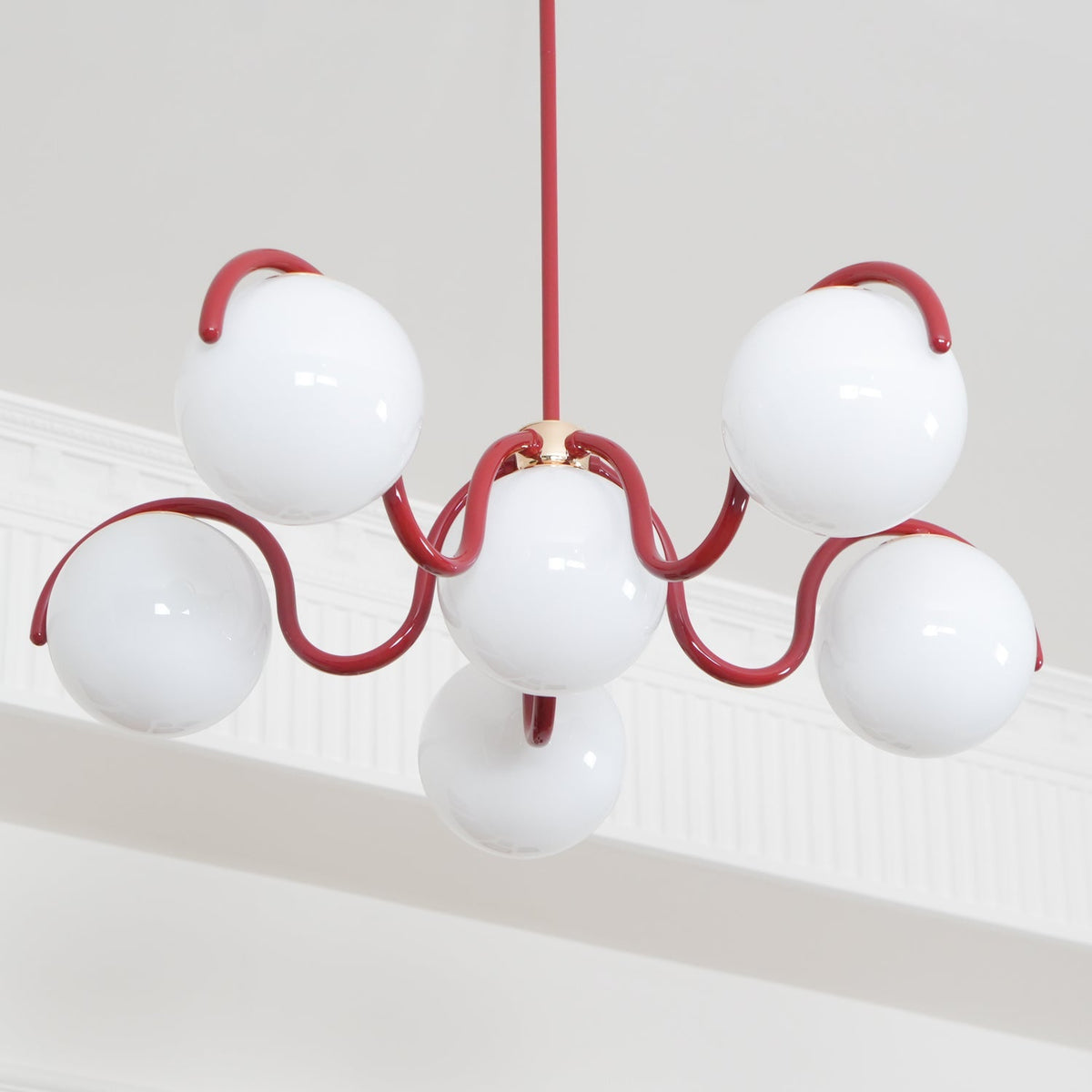 Eireine Kroonluchter met witte glazen bollen en gebogen frame