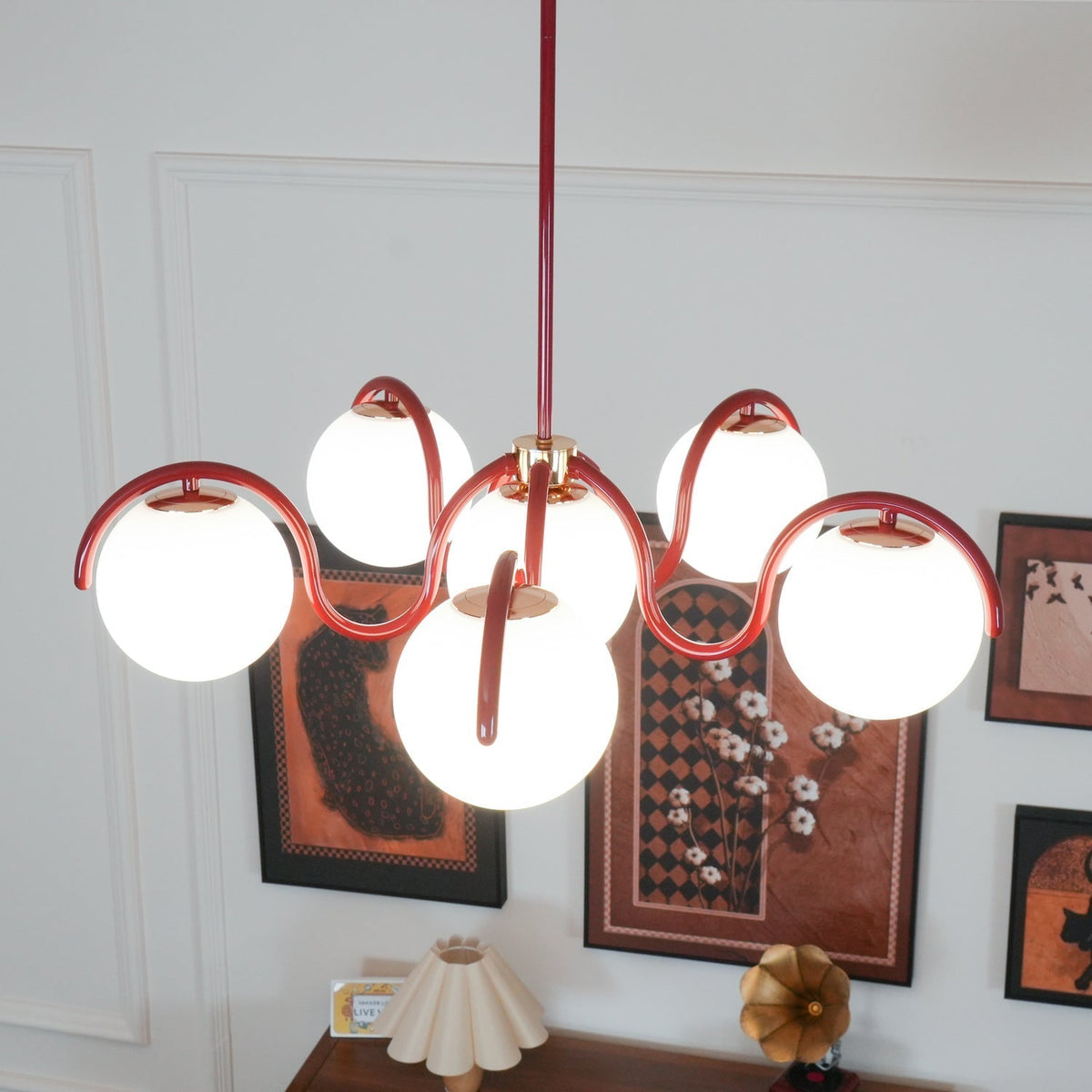 Eireine Kroonluchter met witte glazen bollen en gebogen frame