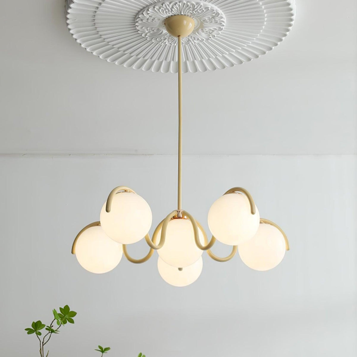 Eireine Kroonluchter met witte glazen bollen en gebogen frame