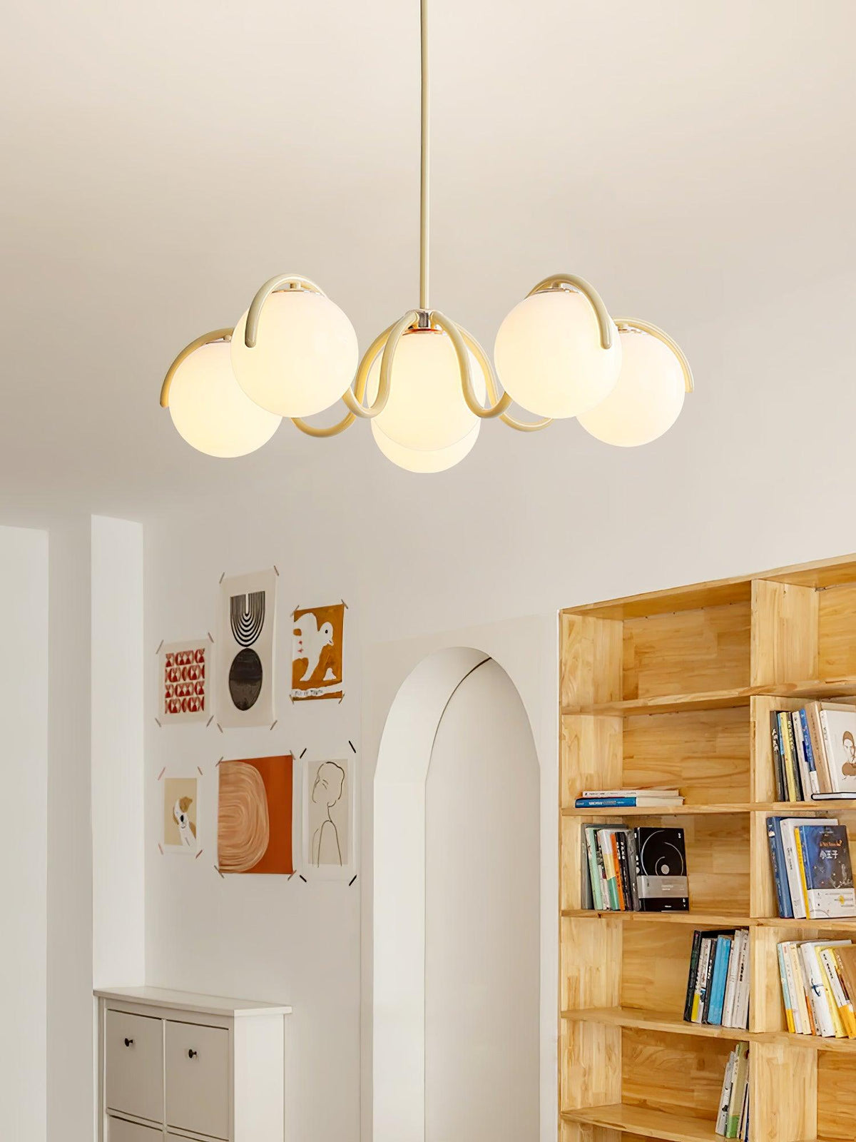 Eireine Kroonluchter met witte glazen bollen en gebogen frame