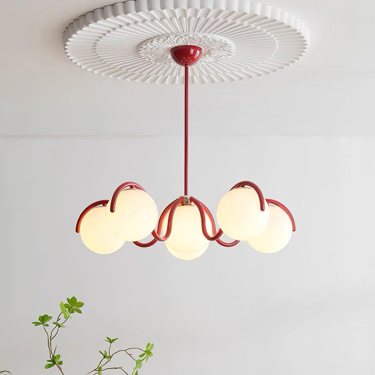 Eireine Kroonluchter met witte glazen bollen en gebogen frame
