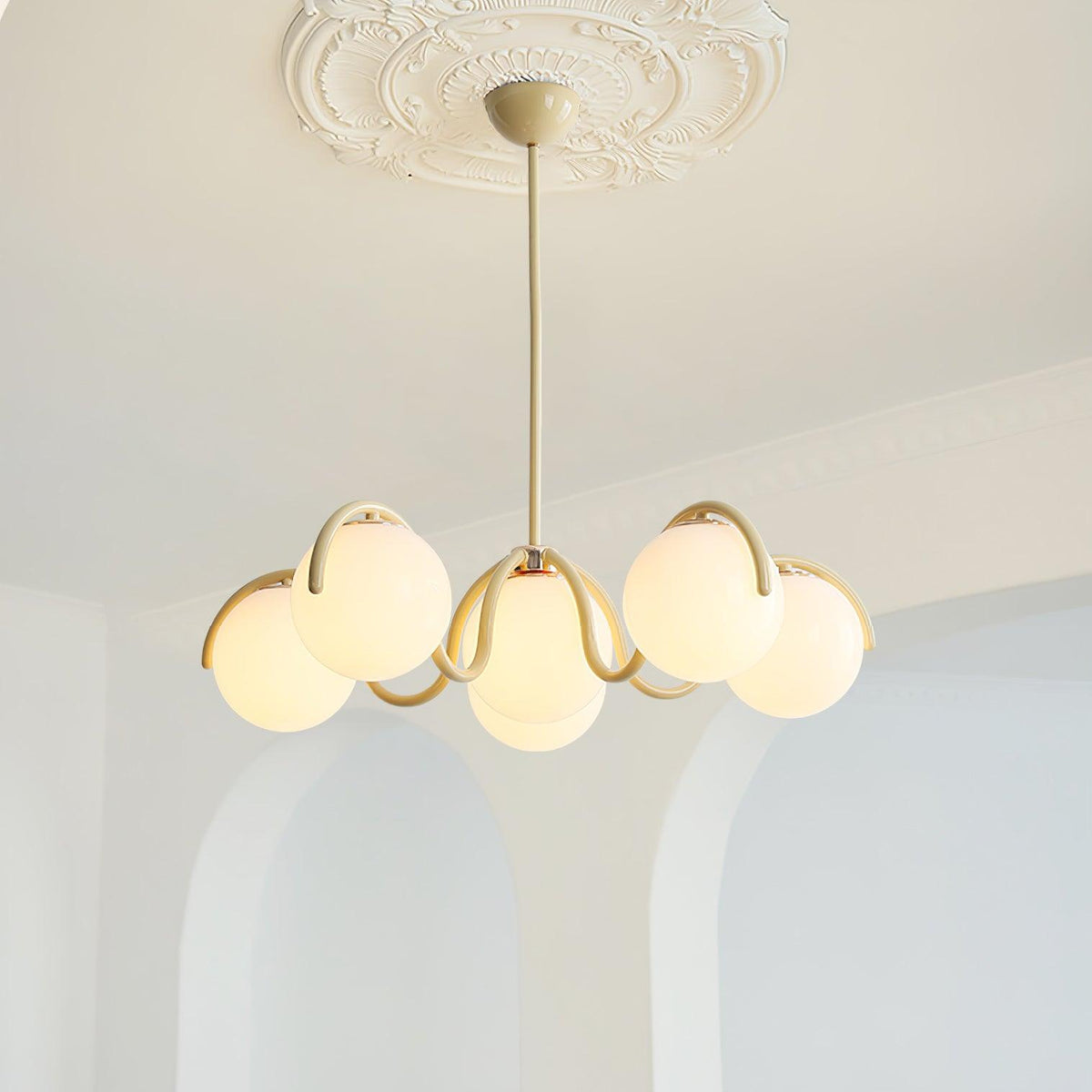 Eireine Kroonluchter met witte glazen bollen en gebogen frame