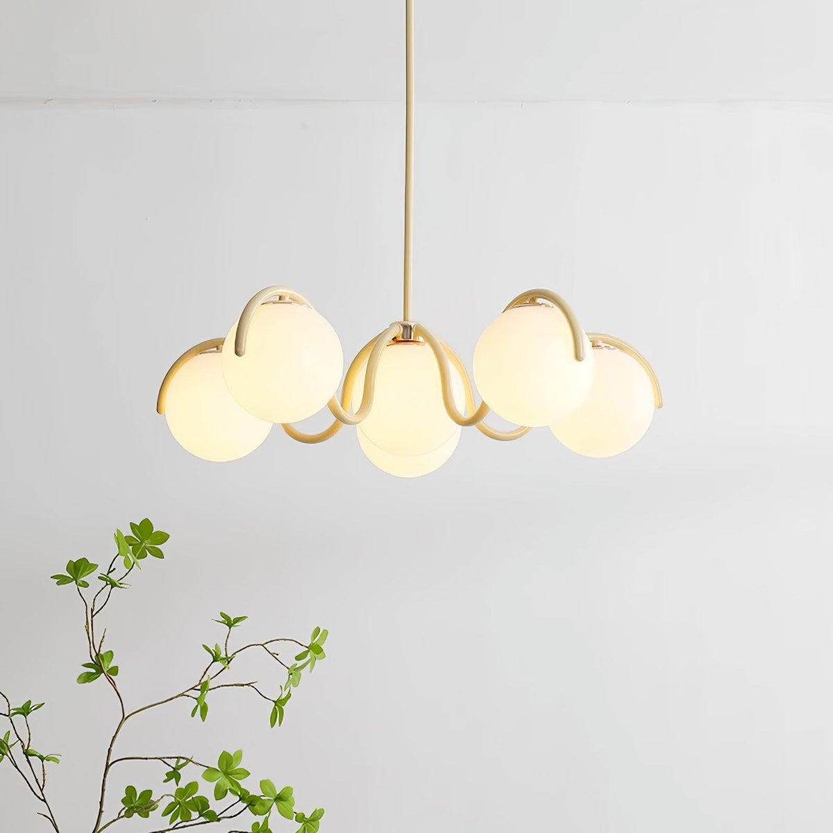 Eireine Kroonluchter met witte glazen bollen en gebogen frame