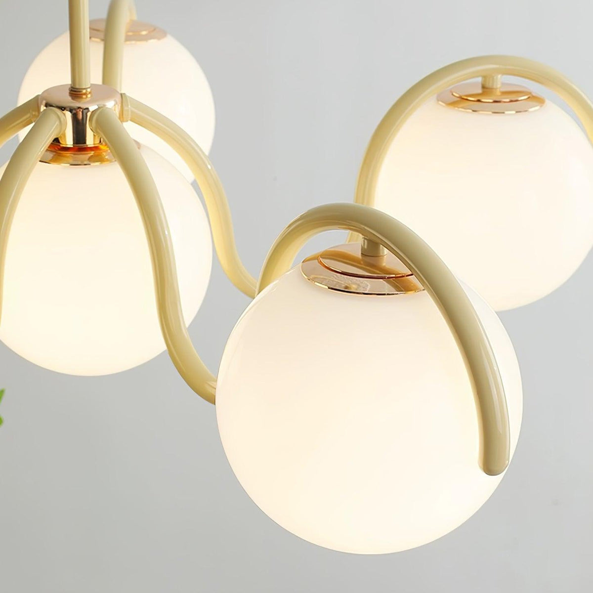 Eireine Kroonluchter met witte glazen bollen en gebogen frame