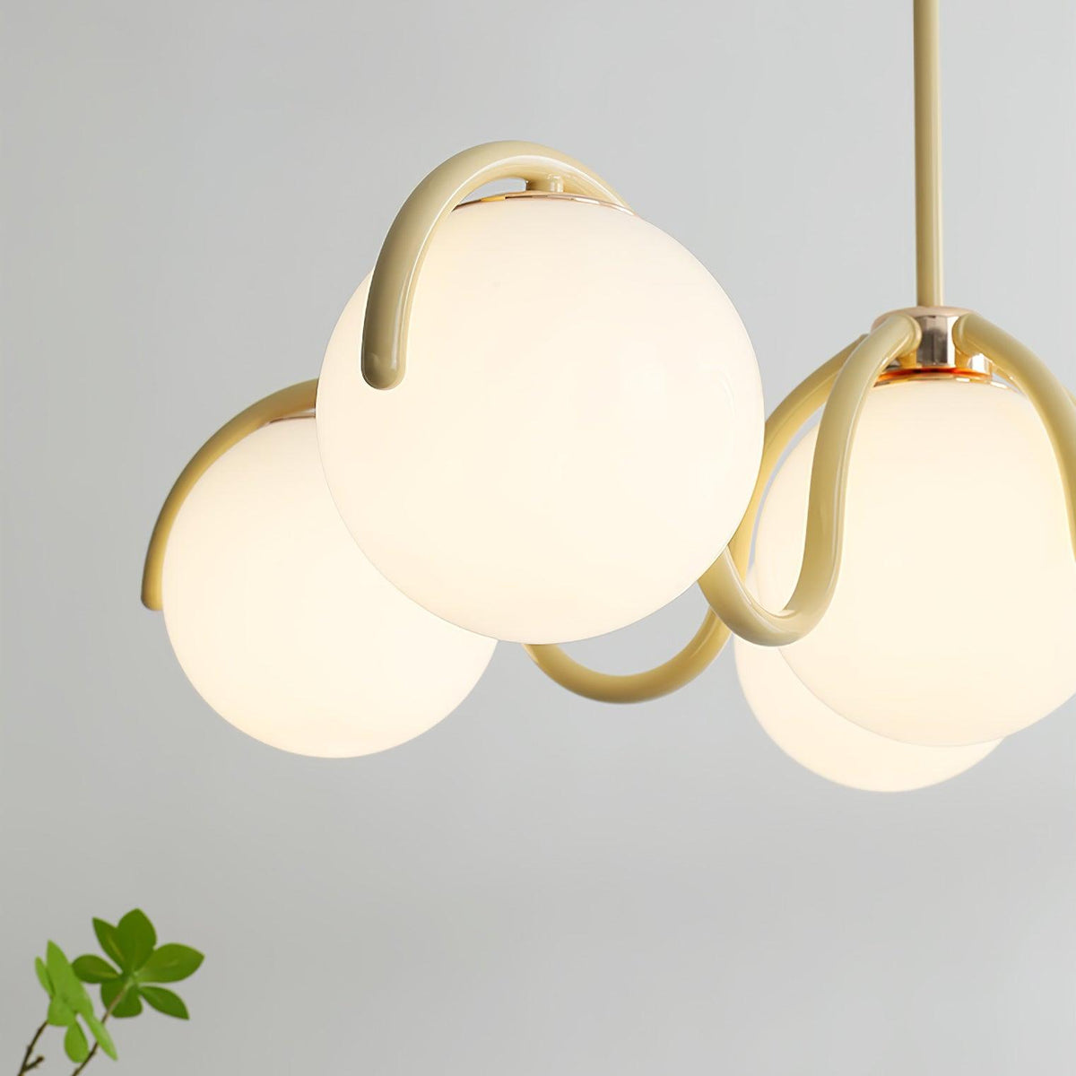 Eireine Kroonluchter met witte glazen bollen en gebogen frame