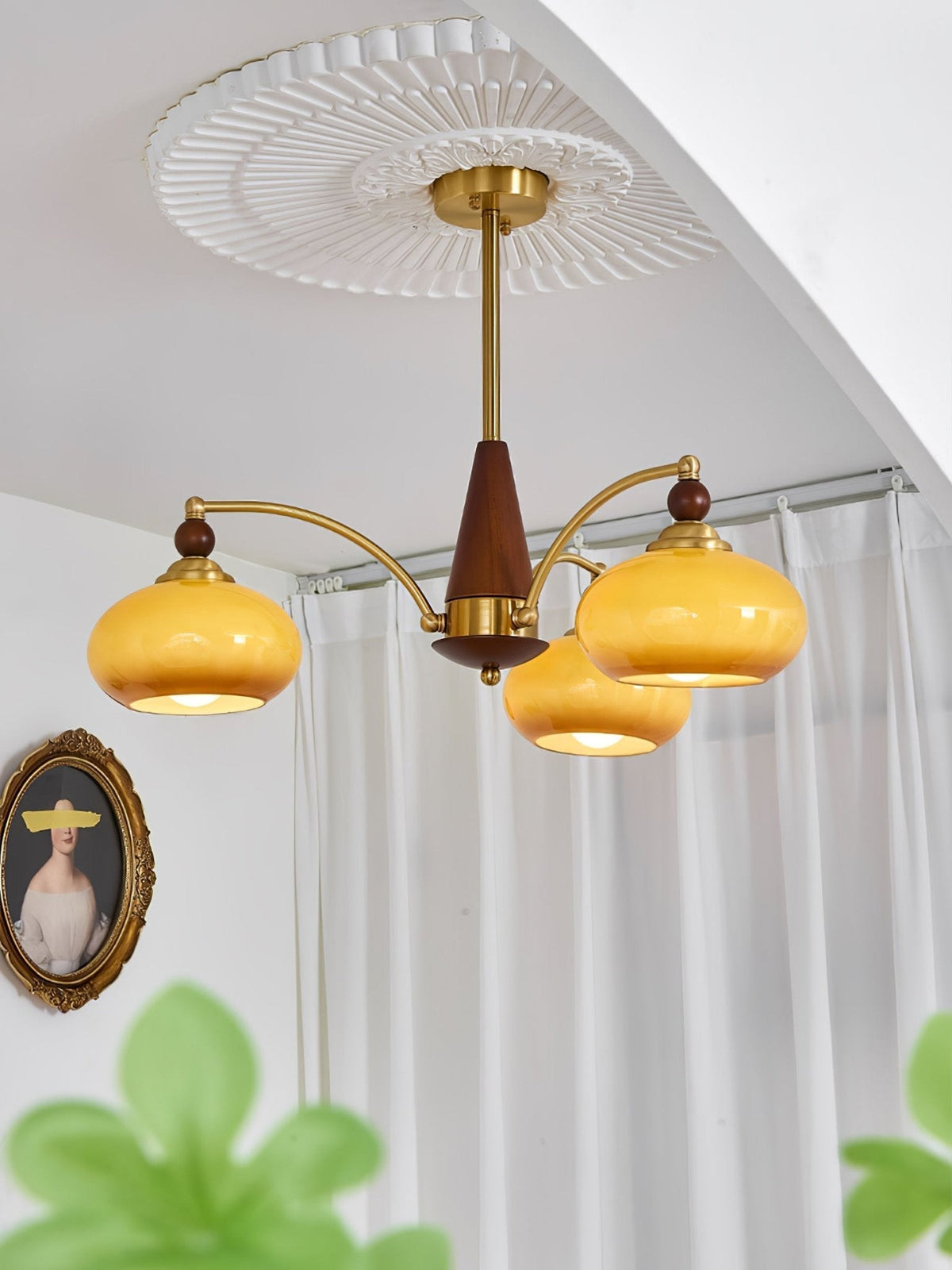 Vevely Retro hanglamp van messing met gele glasbol