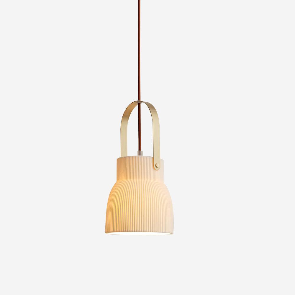 Hanglamp met ribbelstructuur in wit keramiek en messing handvat
