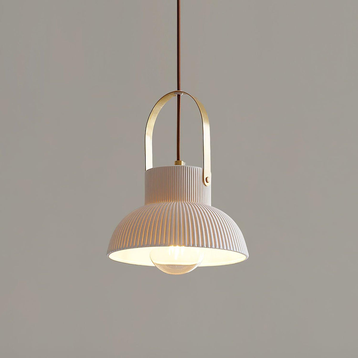 Hanglamp met ribbelstructuur in wit keramiek en messing handvat