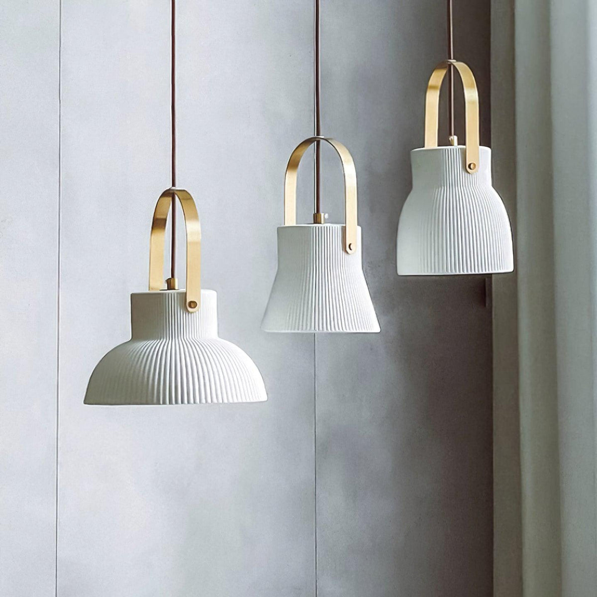 Hanglamp met ribbelstructuur in wit keramiek en messing handvat