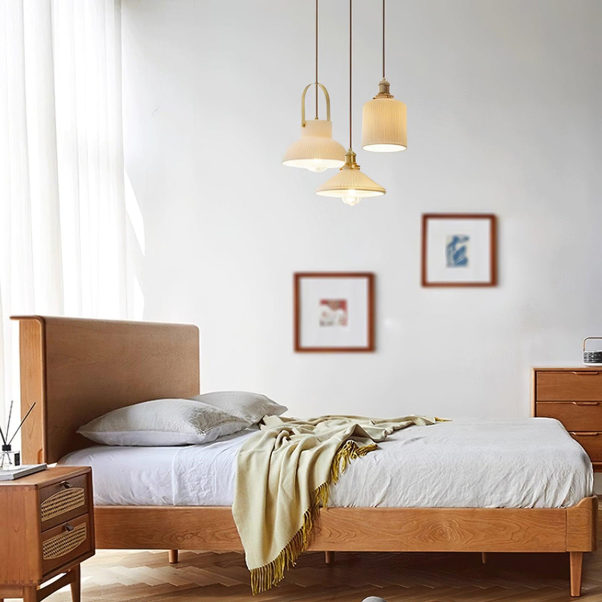 Hanglamp met ribbelstructuur in wit keramiek en messing handvat