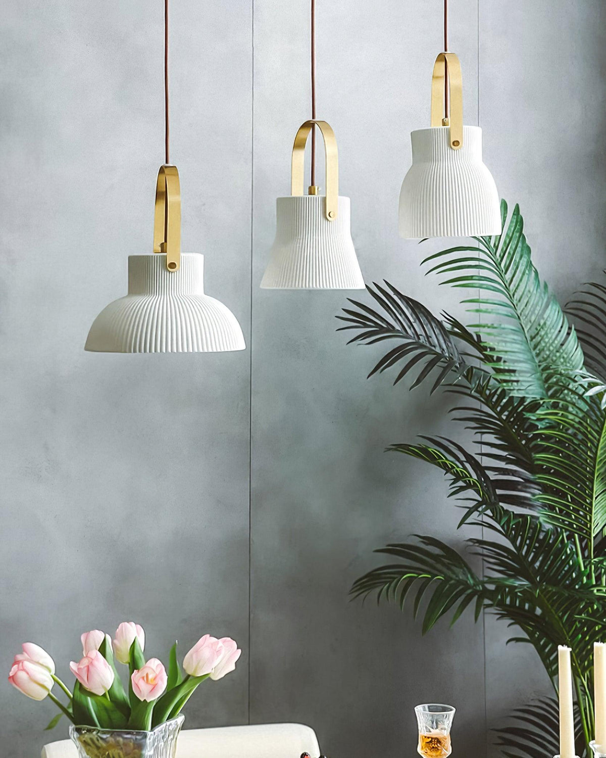 Hanglamp met ribbelstructuur in wit keramiek en messing handvat