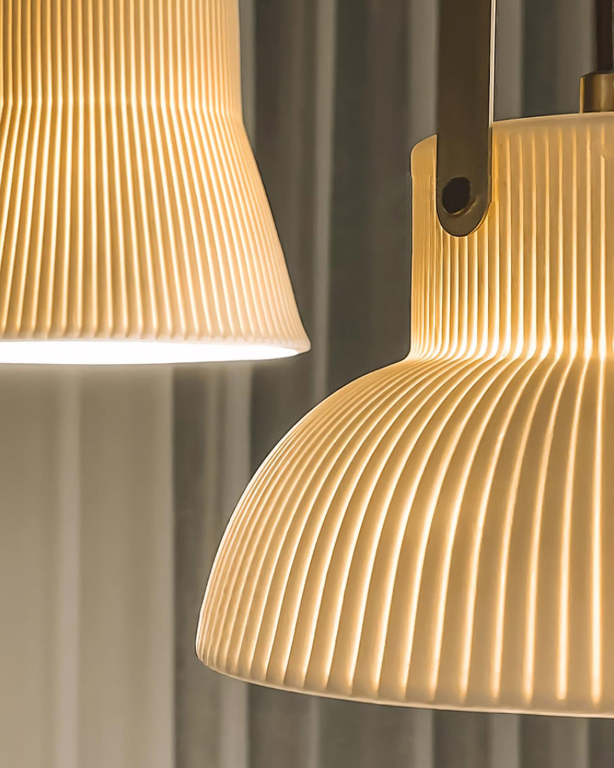 Hanglamp met ribbelstructuur in wit keramiek en messing handvat