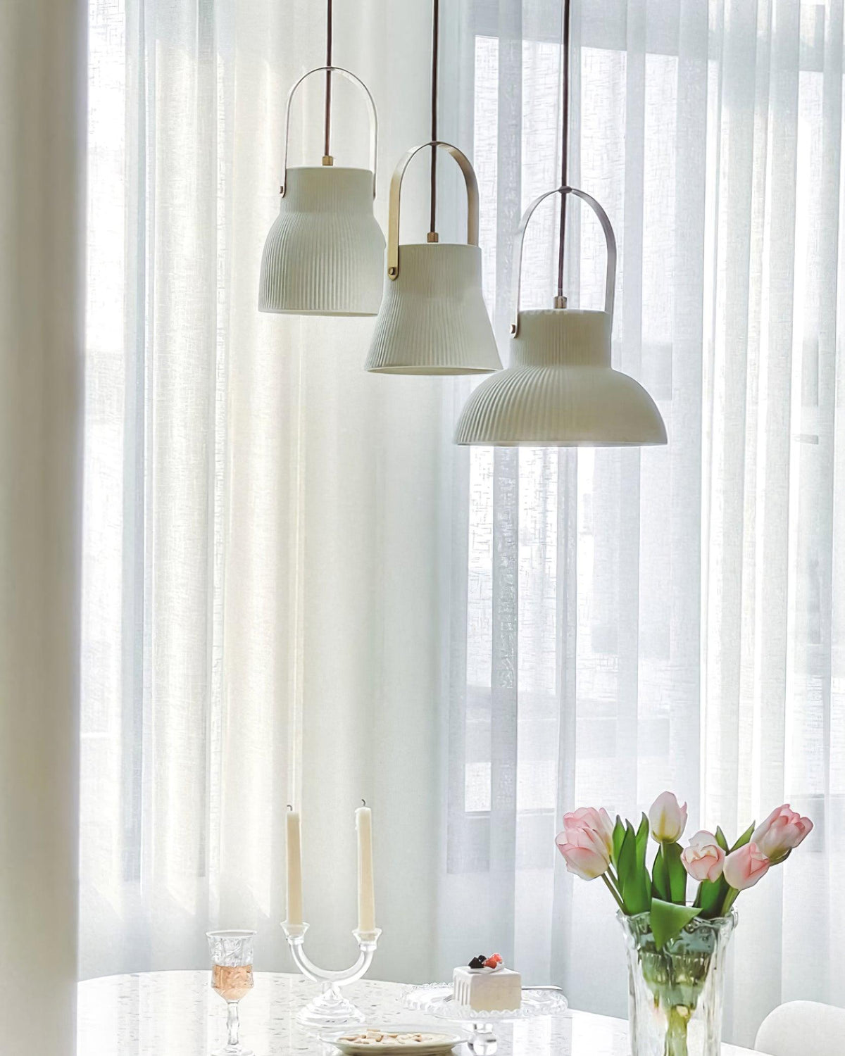 Hanglamp met ribbelstructuur in wit keramiek en messing handvat