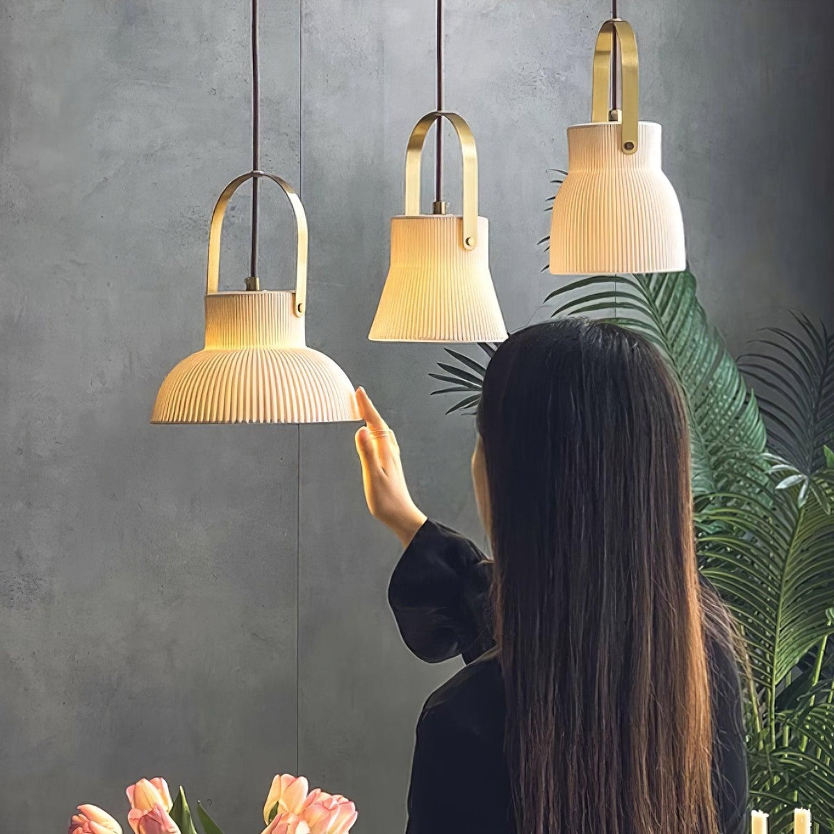Hanglamp met ribbelstructuur in wit keramiek en messing handvat
