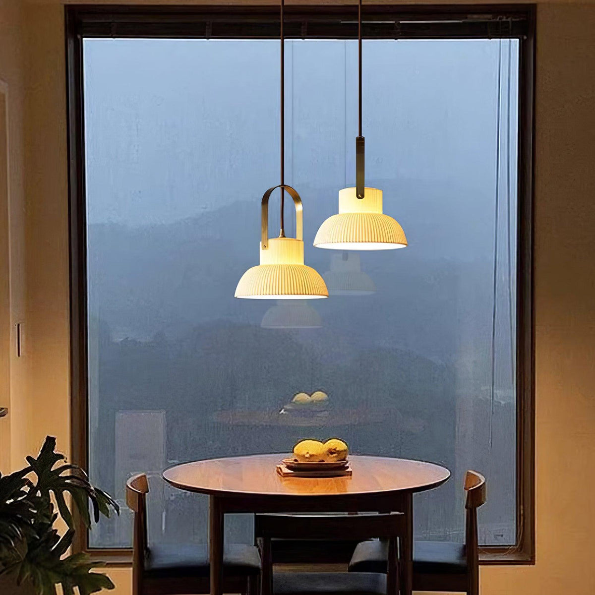 Hanglamp met ribbelstructuur in wit keramiek en messing handvat