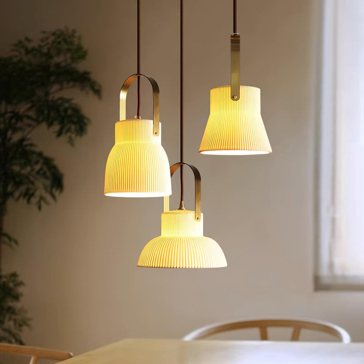 Hanglamp met ribbelstructuur in wit keramiek en messing handvat
