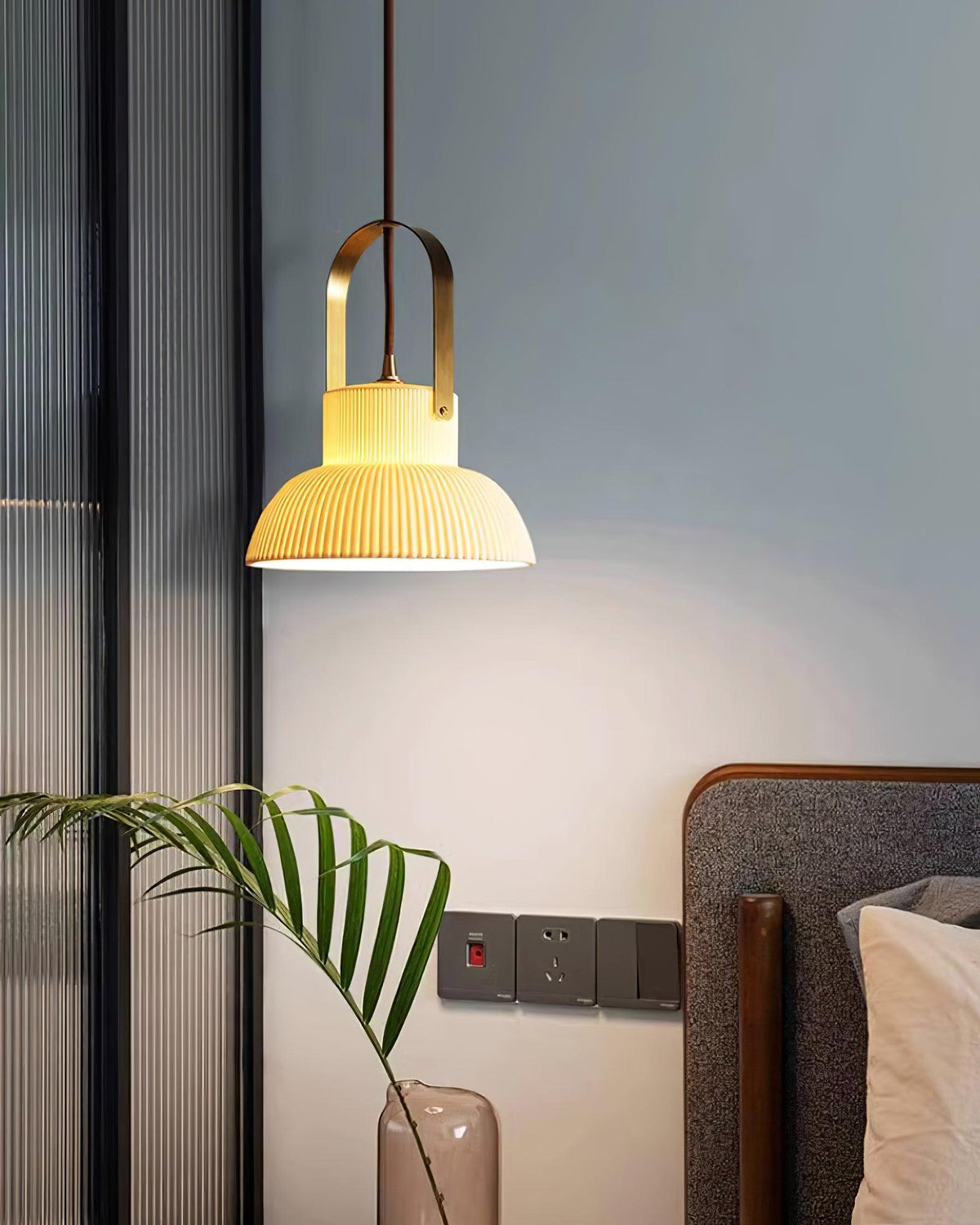 Hanglamp met ribbelstructuur in wit keramiek en messing handvat
